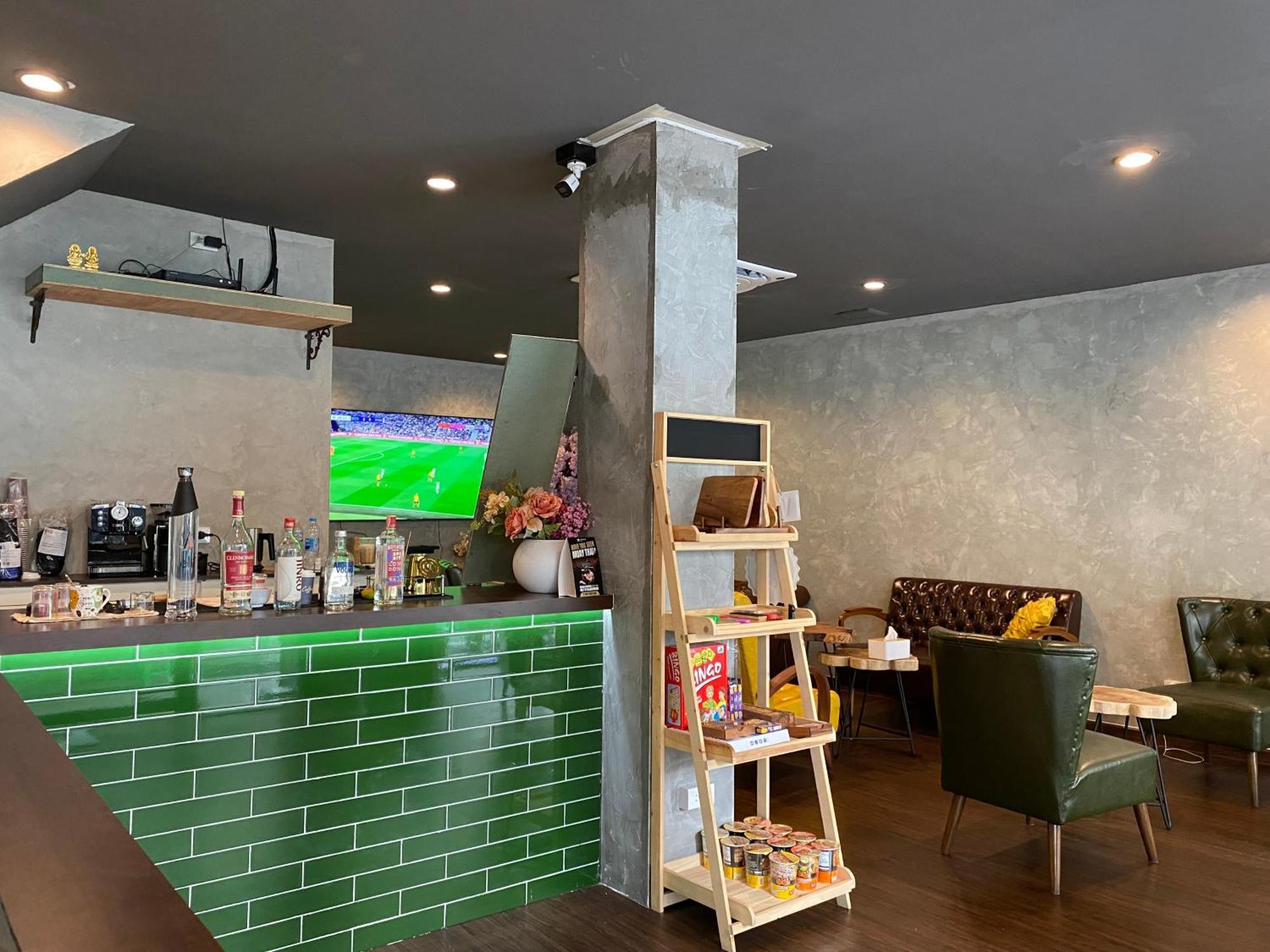 Bud Brew Beyond Dispensary And Hotel Бангкок Экстерьер фото
